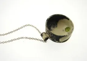 Black-Cream Splashed Cup Necklace with Peridot