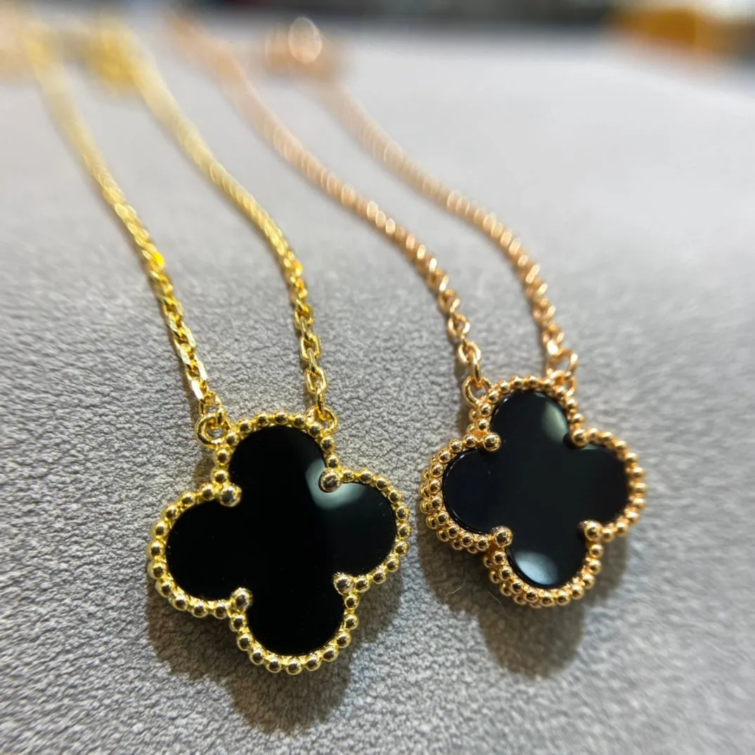 CLOVER PEDANT ONYX NECKLACE