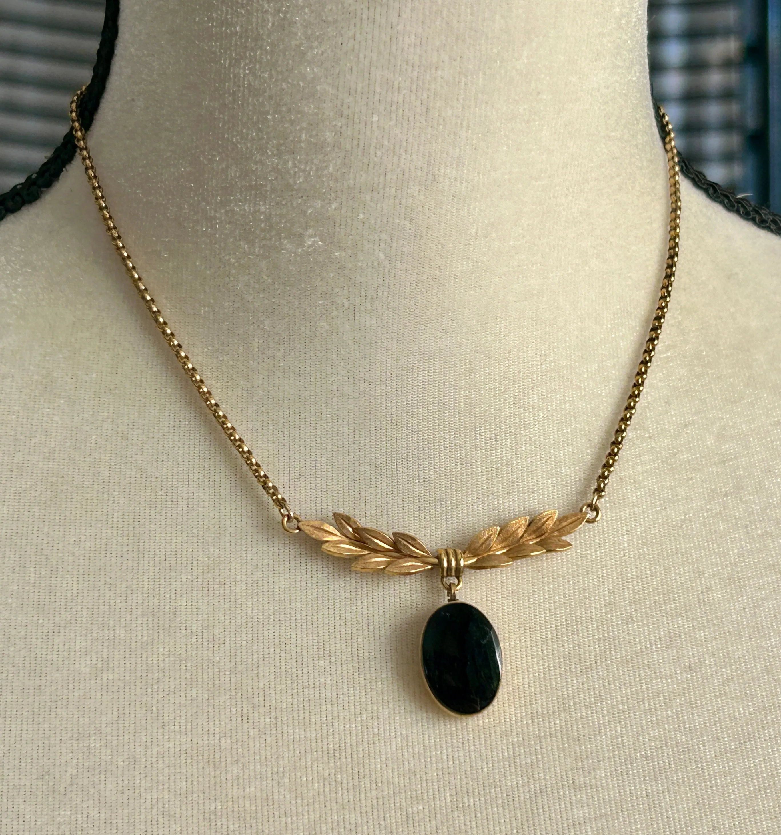 Vintage Van Dell 1/20 12k Gold Filled Leaf Laurel Onyx Pendant Necklace